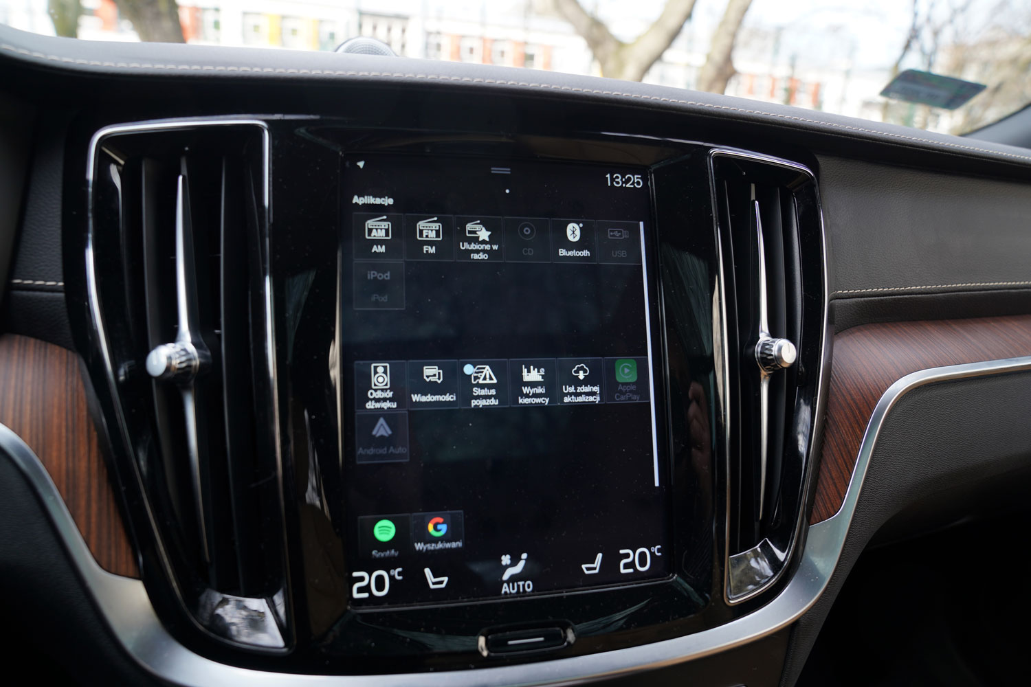 Volvo V60 CrossCountry D4 Polestar Performance wewnątrz - ekrany