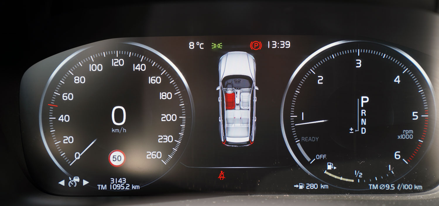 Volvo V60 CrossCountry D4 Polestar Performance wewnątrz - ekrany