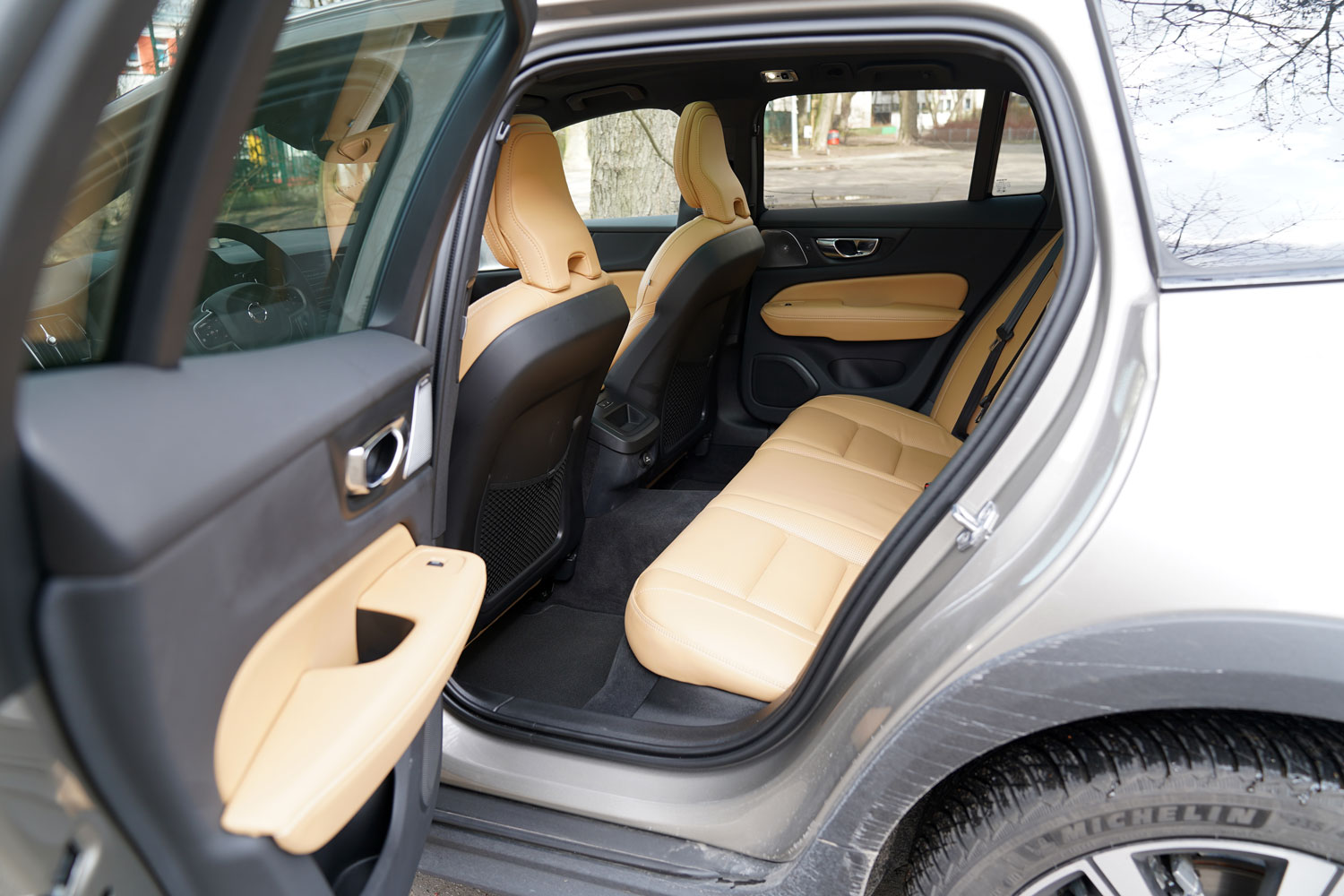 Volvo V60 CrossCountry D4 Polestar Performance wewnątrz