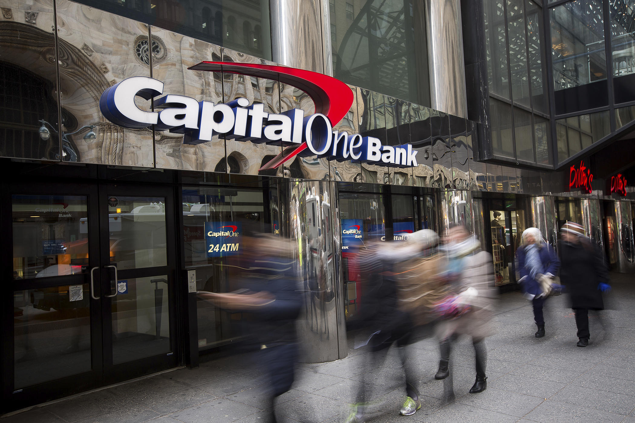 Z banku Capital One wyciekły dane 106 mln klientów