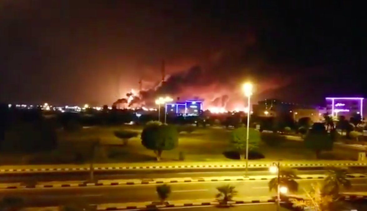 Atak dronów w Arabii Saudyjskiej. Płonęły zakłady przetwórstwa ropy