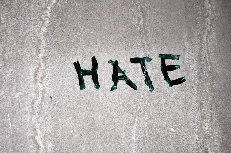 Facebook walczy z mową nienawiści, ale zarabia na niej miliony