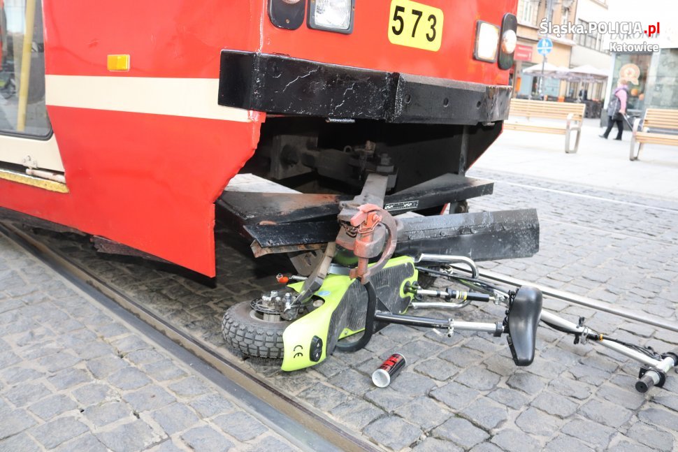 77-latek na hulajnodze elektrycznej zderzył się z tramwajem