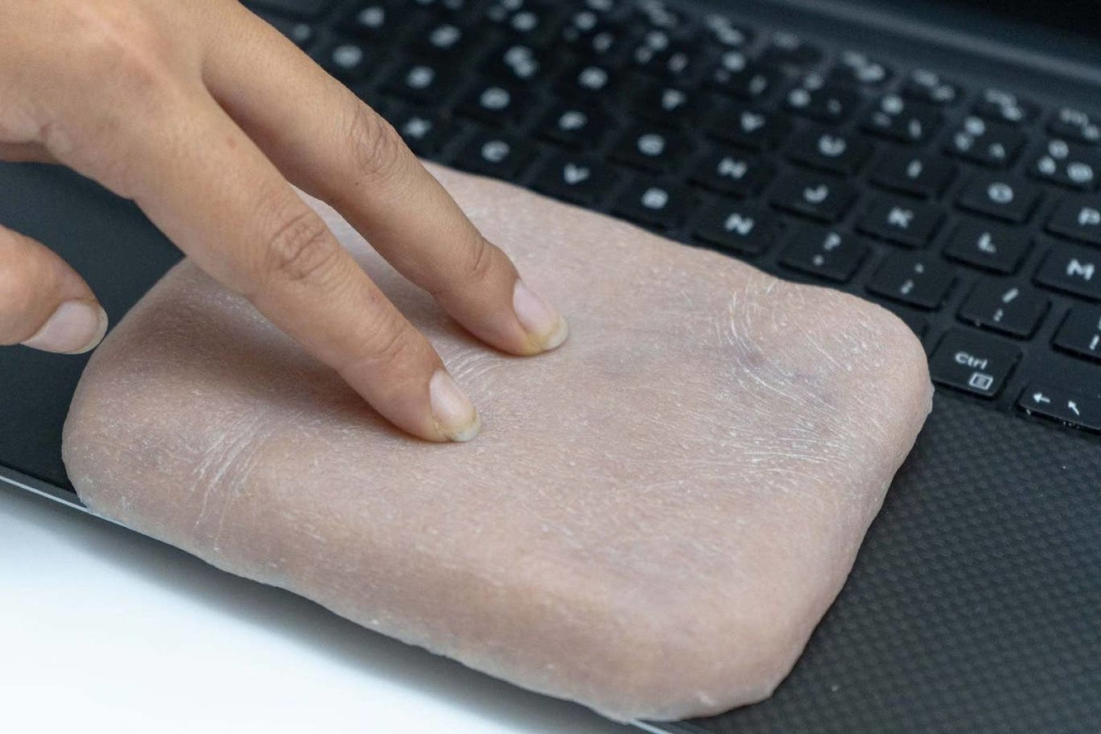 Skin-on, czyli interfejs wykorzystujący sztuczną skórę