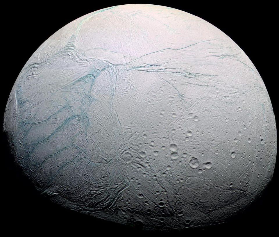 NASA odkryła związki organiczne na księżycu Saturna