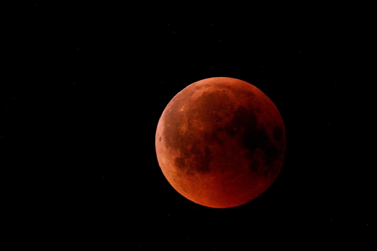 Dlaczego Księżyc ma czerwoną barwę w czasie zaćmienia?