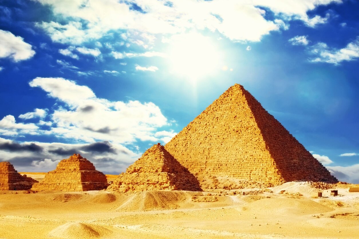 Jak powstała piramida Cheopsa?
