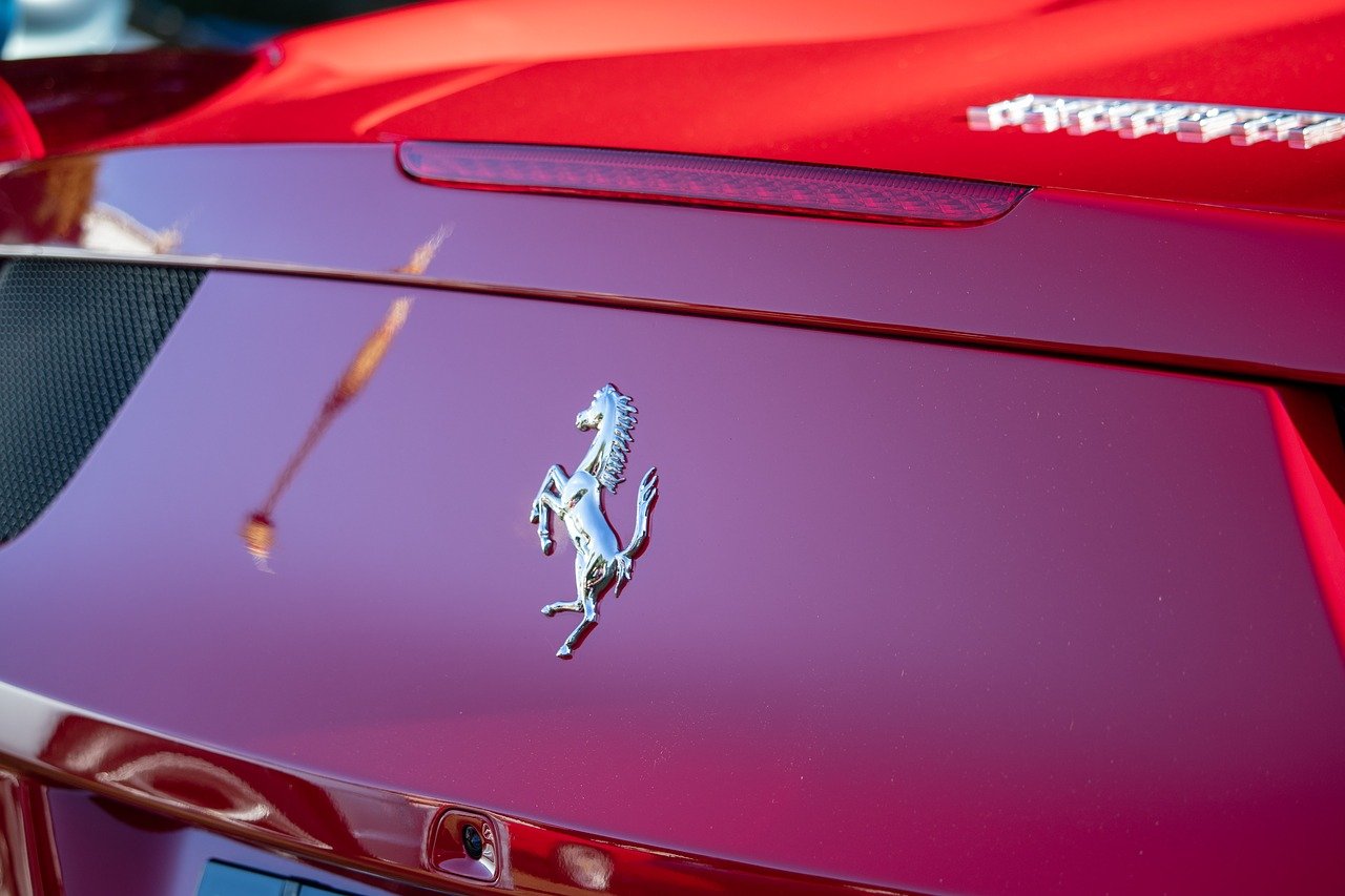 Nadchodzi rewolucyjny samochód sportowy Ferrari. Szanse na hybrydową V6?