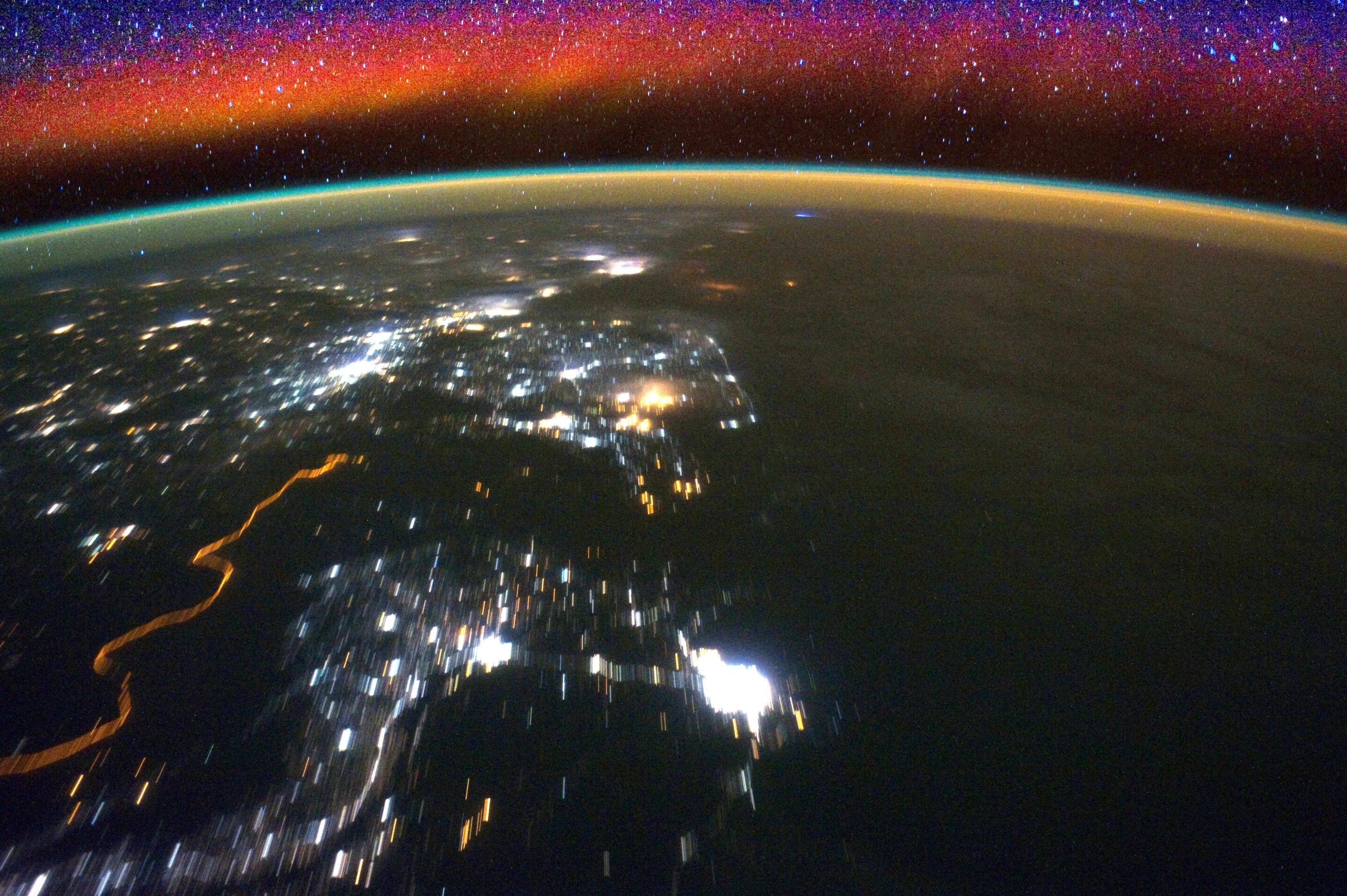 Procesy zachodzące w górnej atmosferze Ziemi powodują powstawanie tzw. poświat niebieskich, co widać na zdjęciu wykonanym z pokładu ISS
