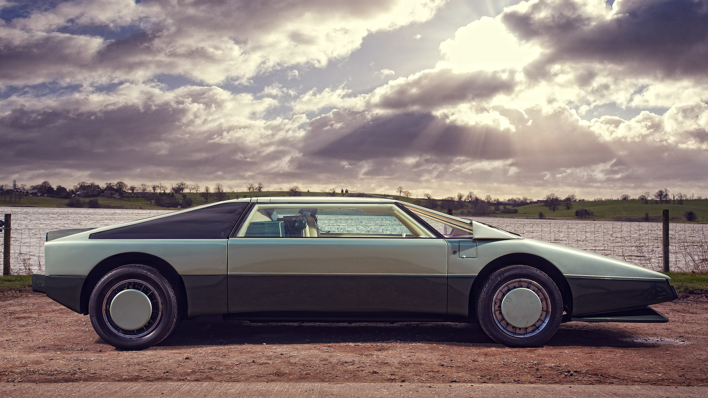 Aston Martin Bulldog – prototypowy supersamochód po 40 latach powrócił na ulice Londynu