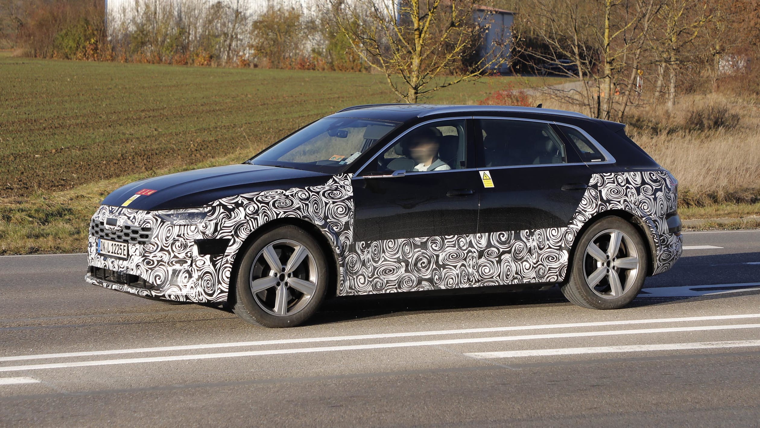 Nowa wersja modelu Audi E-TronD, tak prezentuje się zakamuflowana na zdjęciach. Co o nim wiemy?