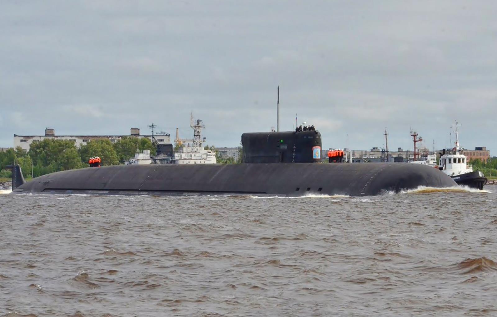 Okręt podwodny K-329 Biełgorod zmierza na służbę. Jest najdłuższy i strzela torpedami nuklearnymi wielkości autobusu