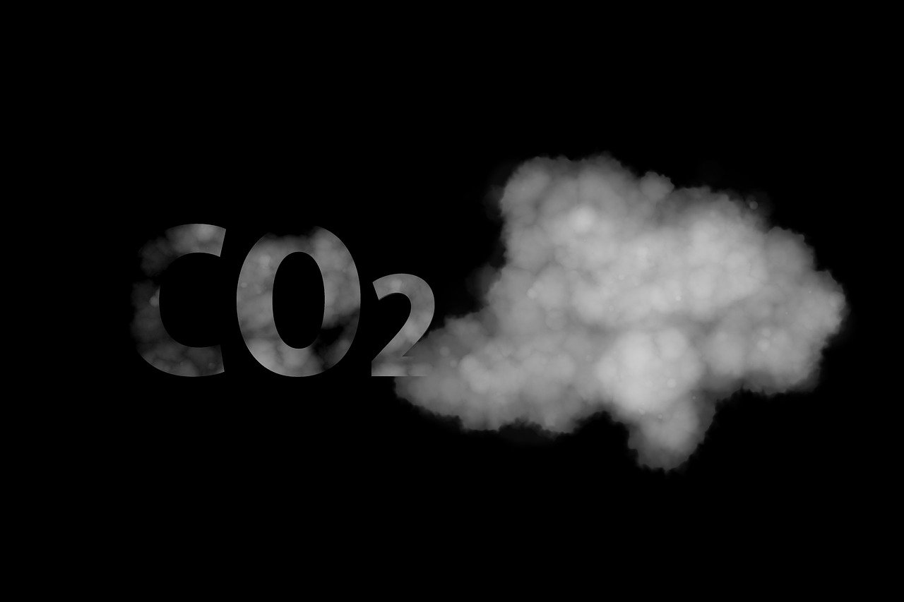 Nauka sprawi, że CO2 będzie mniejszym problemem. To urządzenie pochłania go z niemal 100-procentową skutecznością