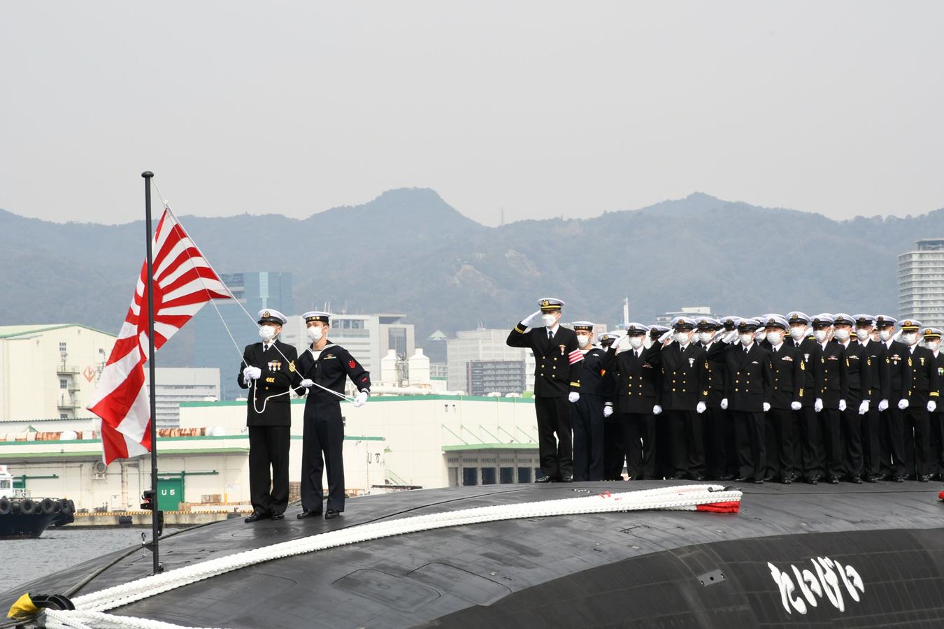 Pierwszy okręt podwodny typu Taigei na służbie. Japońska bandera unosi się już nad okrętem z akumulatorami litowo-jonowymi