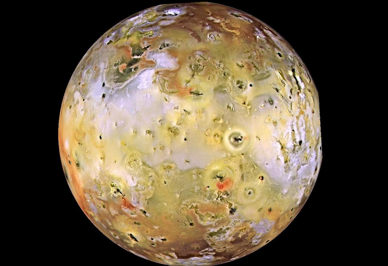 Jak powstają niezwykłe wydmy na powierzchni Io? Ten księżyc został odkryty przez Galileusza