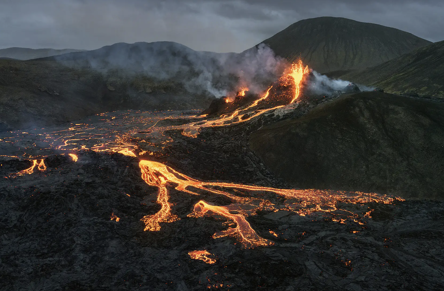 Jaka piękna katastrofa! Spektakularna erupcja wulkanu Fagradalsfjall