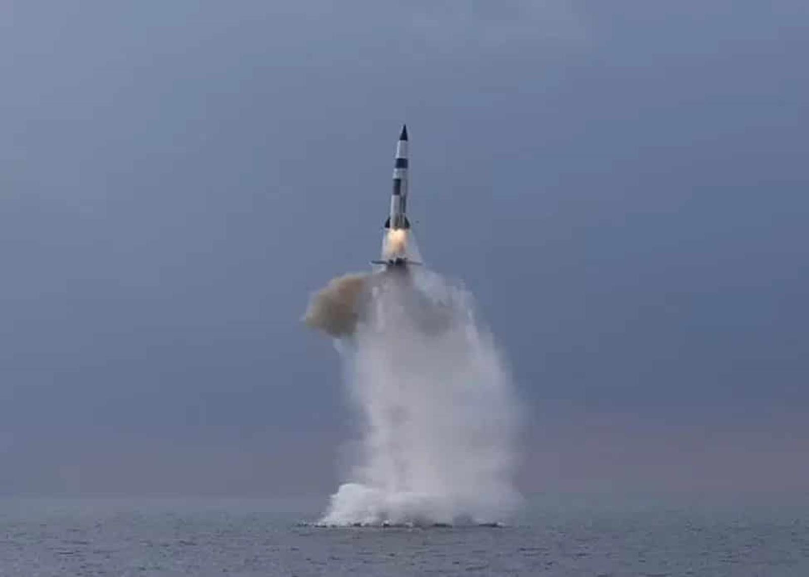 Północnokoreański balistyczny pocisk wystrzelony z okrętu podwodnego. To kolejna wiadomość do “Zgniłego Zachodu”