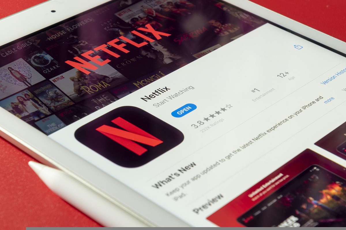 Netflix szuka sposobu na odrobienie strat. Pojawi się tańszy plan z reklamami i... opłaty za udostępnianie haseł?