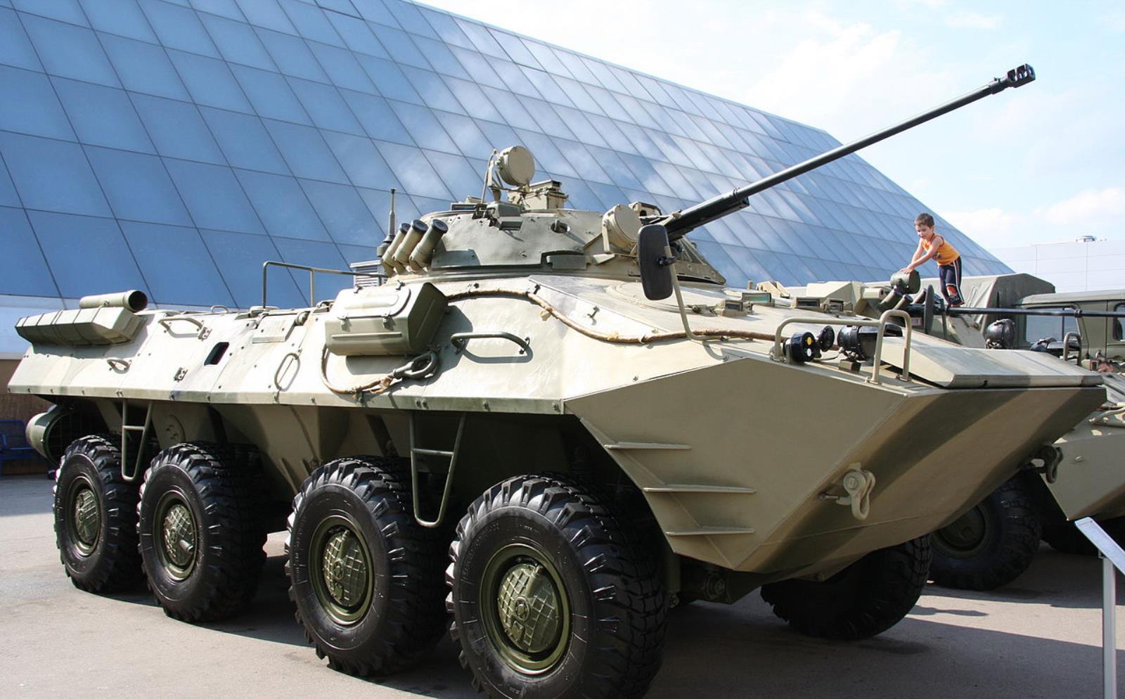 Oto rosyjski BTR-90. Transporter opancerzony, który jest bojowym wozem piechoty