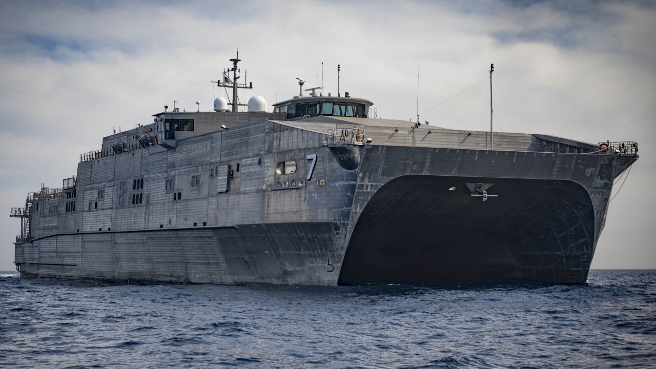 Statek transportowy w stylu katamaranu. USA testuje USNS Apalachicola