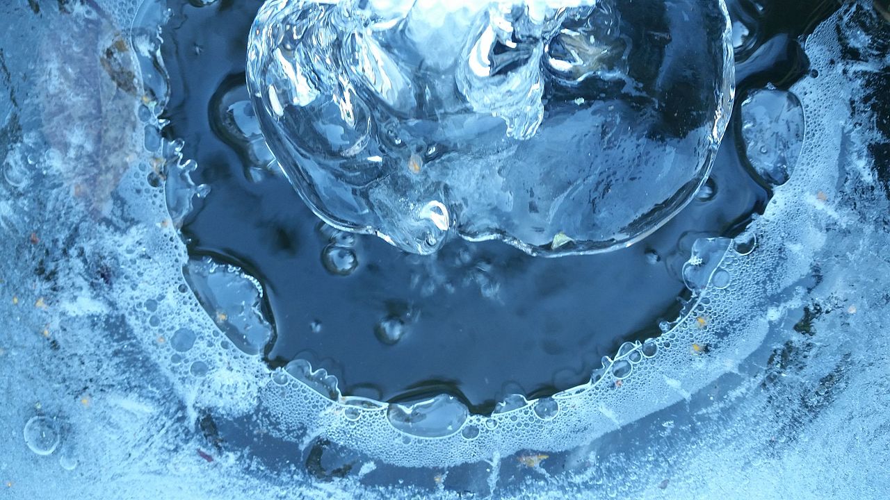 Jak lód zamienia się w wodę? Zjawisko zostało zaprezentowane z nietypowej perspektywy