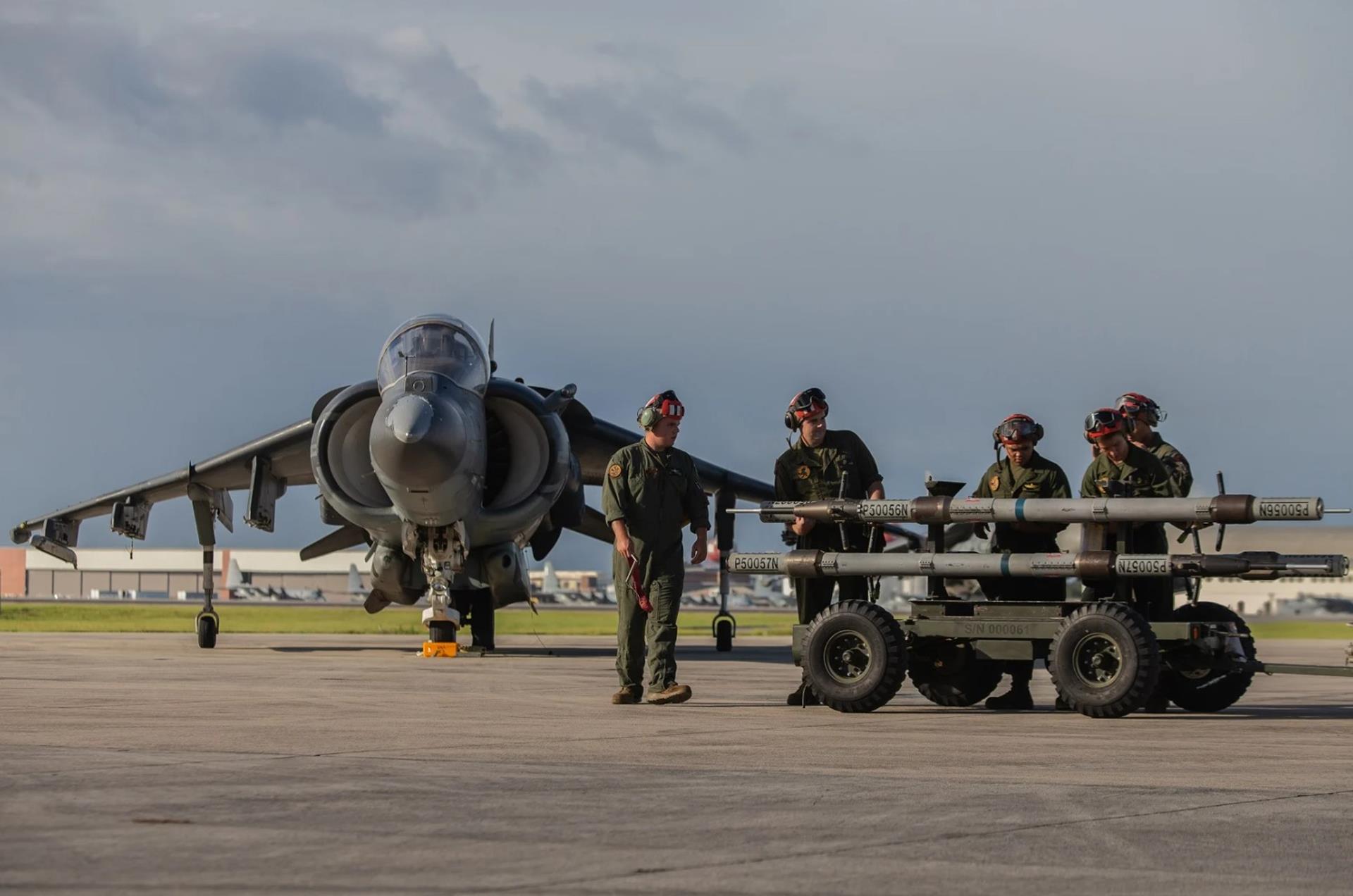 Amerykański samolot wsparcia zaatakował, Harrier II wykorzystał pociski do walki powietrznej