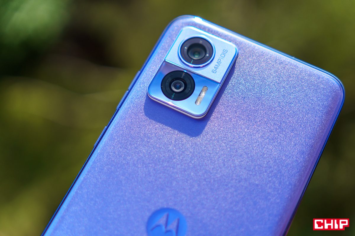 Motorola Edge 30 Neo – prawie kardynalska purpura