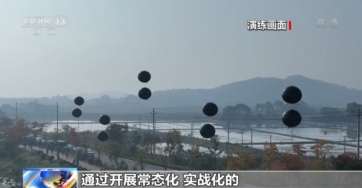 Chińskie wojsko wypuściło tajemnicze, czarne balony. To jarmarczna sztuczka, czy obrona terytorium?