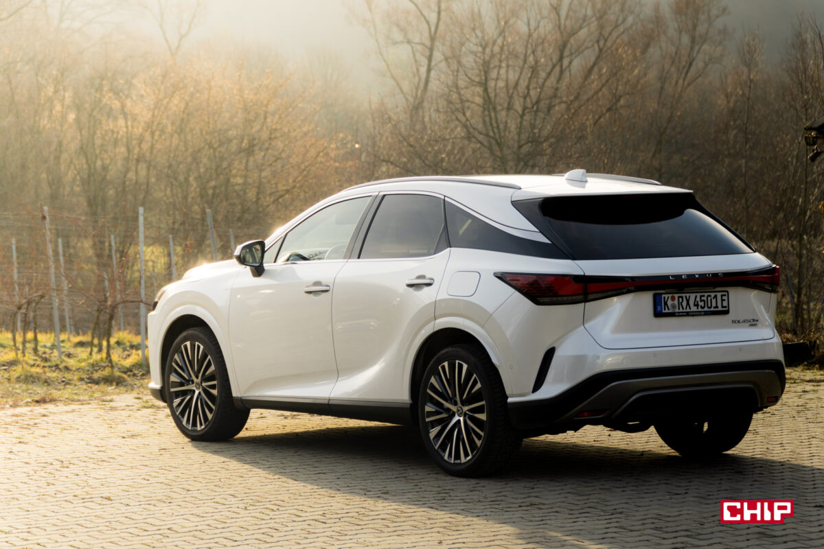 Lexus RX 2023 na wycieczce dookoła górskiego jeziora. Już wiem, za którą wersję mogę oddać nerkę