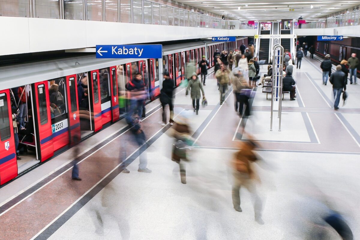 Wykorzystają kolej podziemną, by zniwelować użycie paliw kopalnych. Metro ogrzeje Warszawę