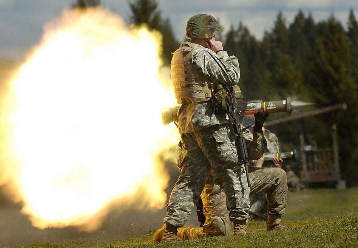 Wystarczy 6500 zł i można wysadzać czołgi. AT-4 to zapomniana broń, która wciąż potrafi namieszać