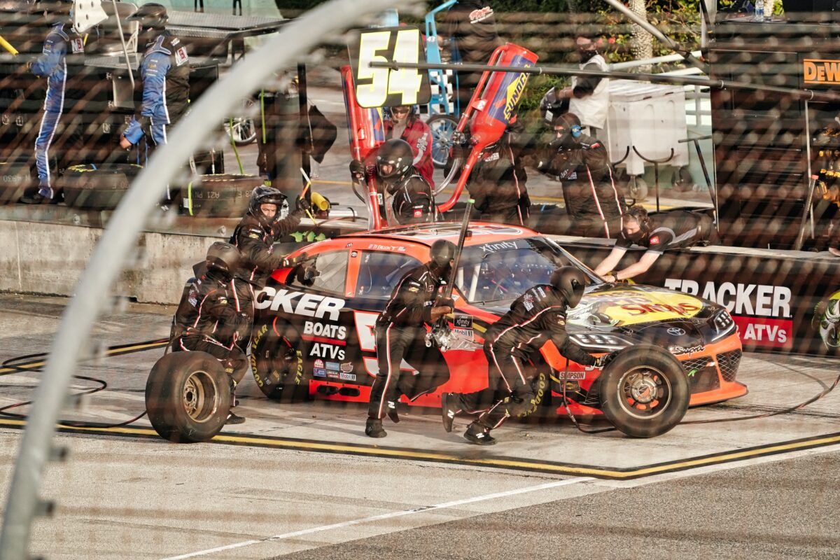 Szybkie ładowanie w smartfonie jak Pit Stop w Formule 1. 300 W to już definicja czystego szaleństwa