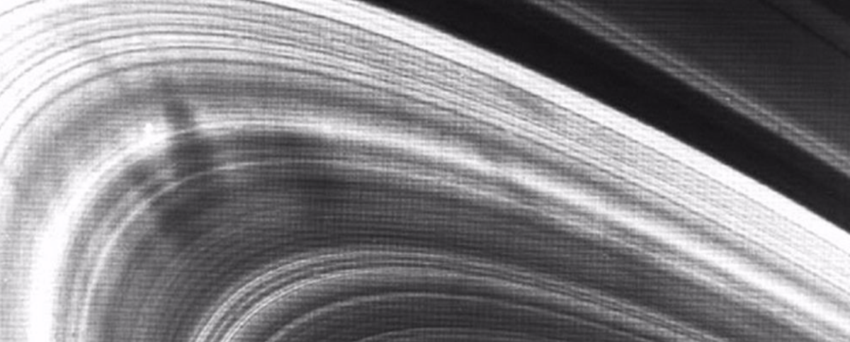 Znowu się pojawiły. Czym są smugi na pierścieniach Saturna?