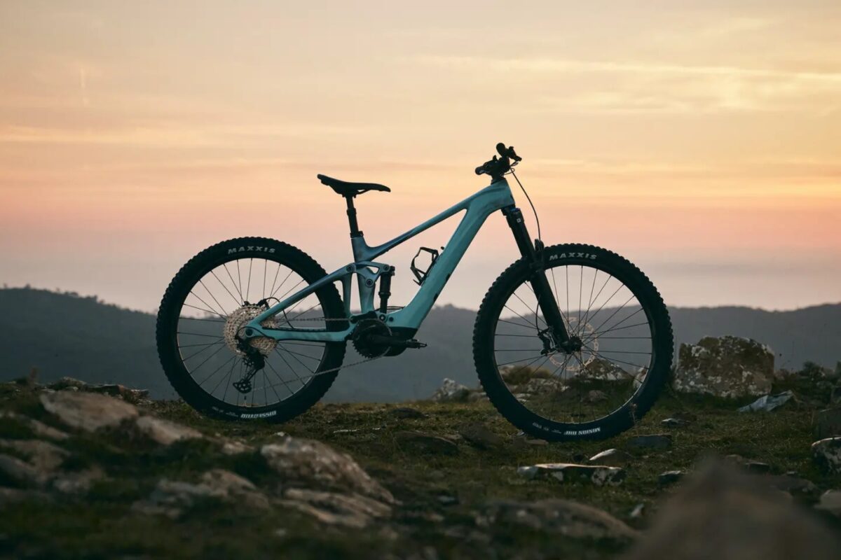 Idealny rower górski dla kobiet. Liv pokazał wyjątkowy e-bike z ramą z włókna węglowego