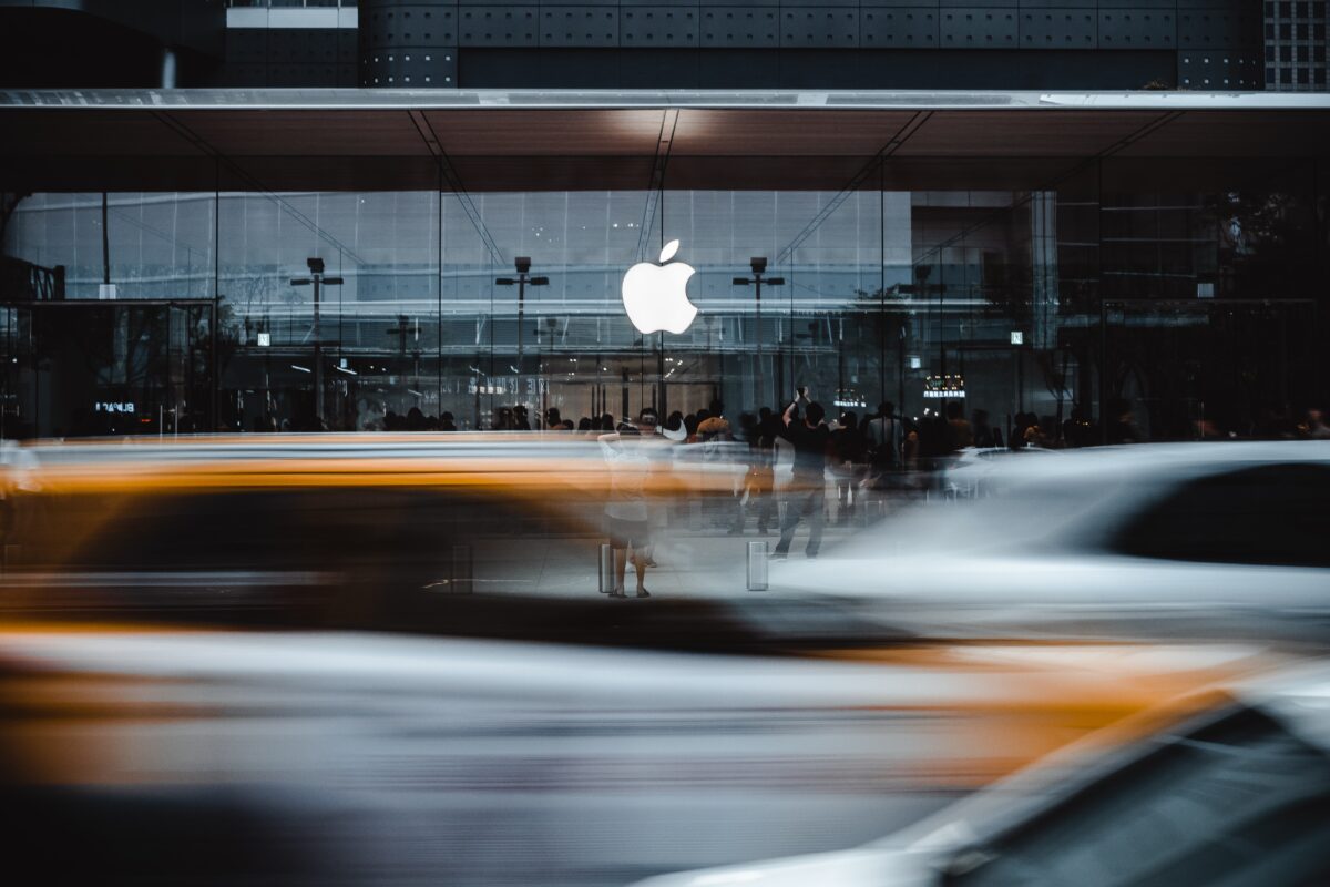 Dwa sposoby na trudne czasy w biznesie. Podejście Apple’a sprawia, że Meta przypomina mi Januszex