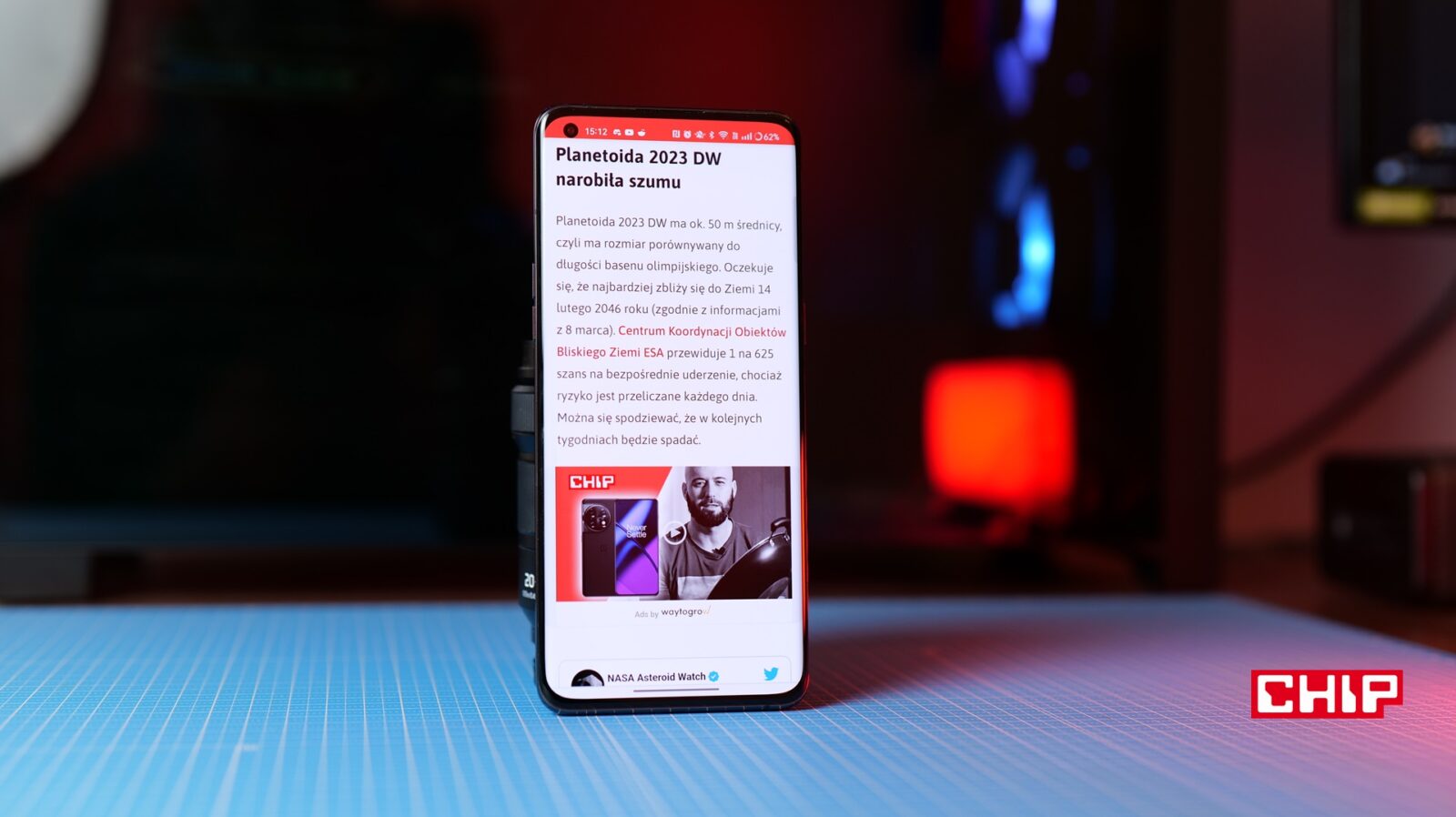 Telefon, na którym wyświetlono stronę chip.pl