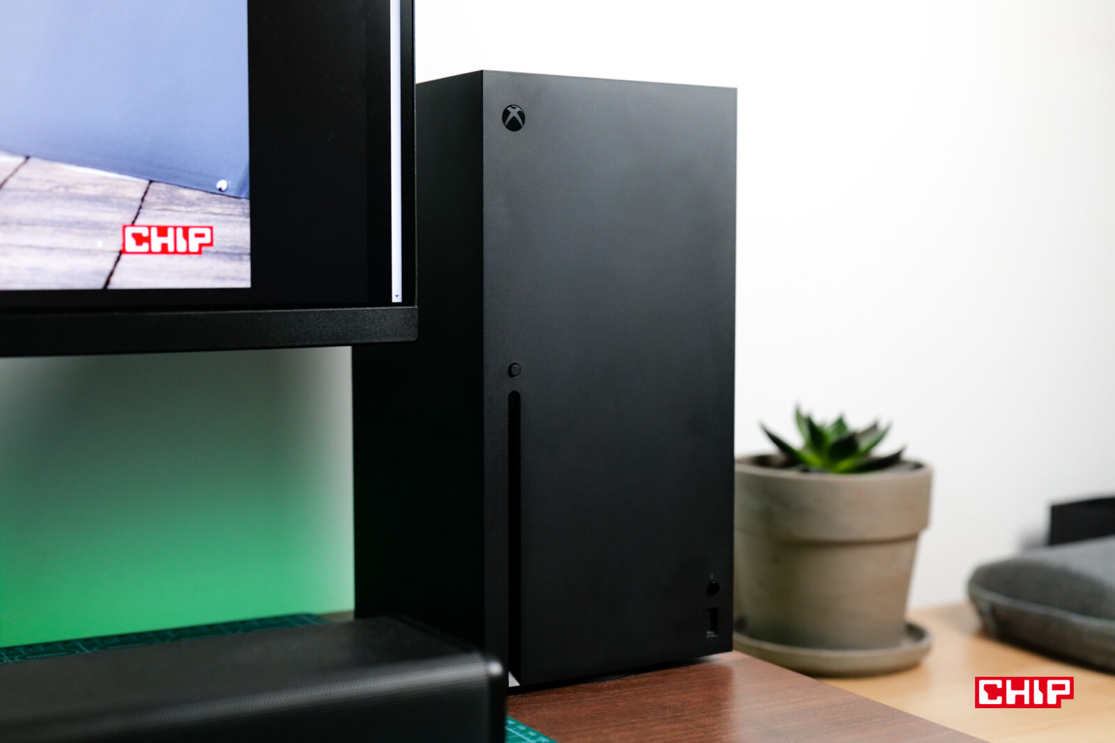 Xbox Series X przy monitorze
