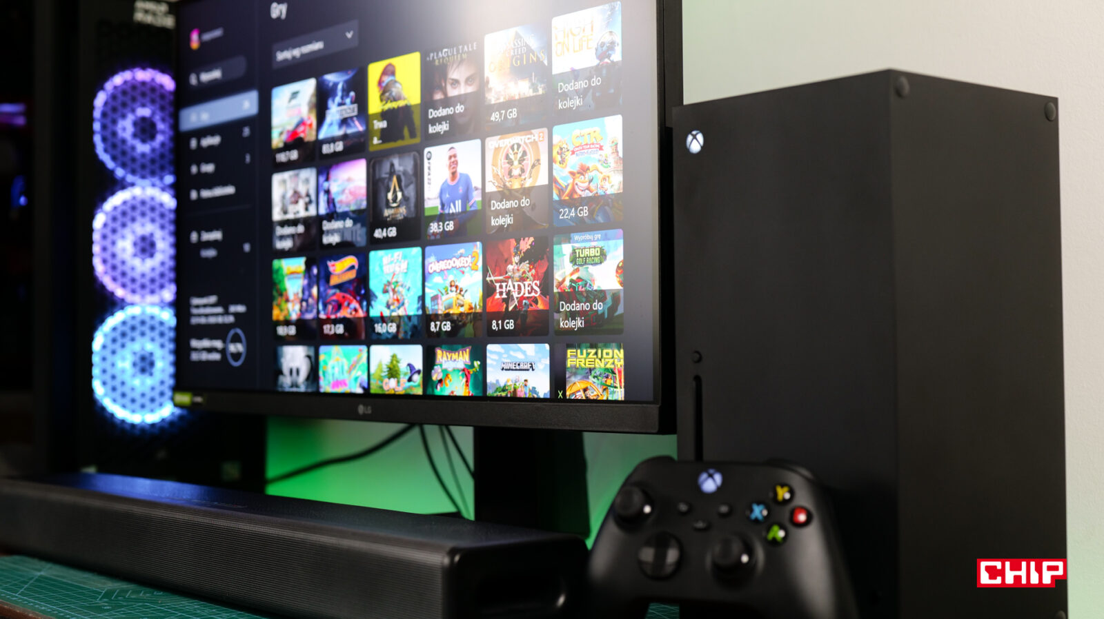 Xbox Series X obok monitora i komputera