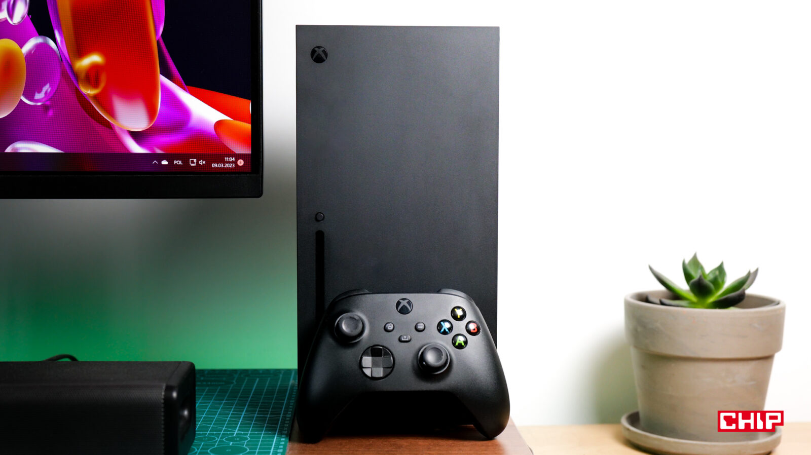 Xbox Series X z kontrolerem