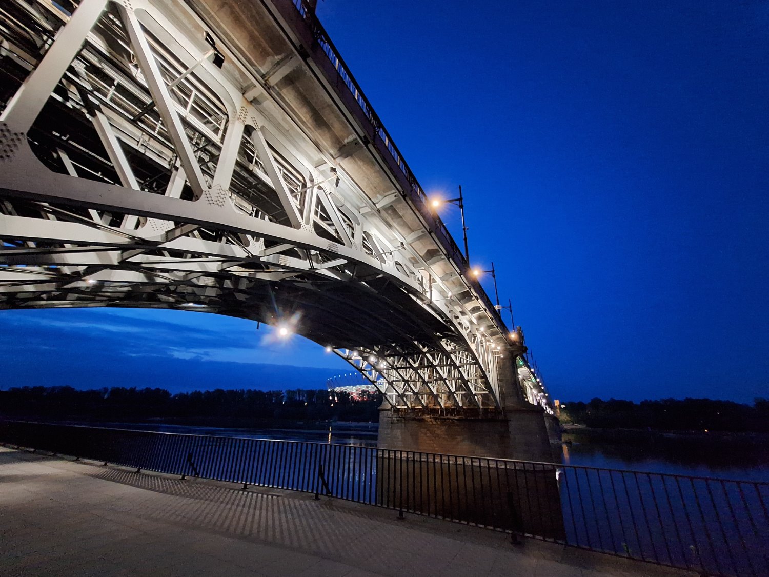 Samsung Galaxy A54 5G - zdjęcie w trybie nocnym, obiektyw ultraszerokokątny