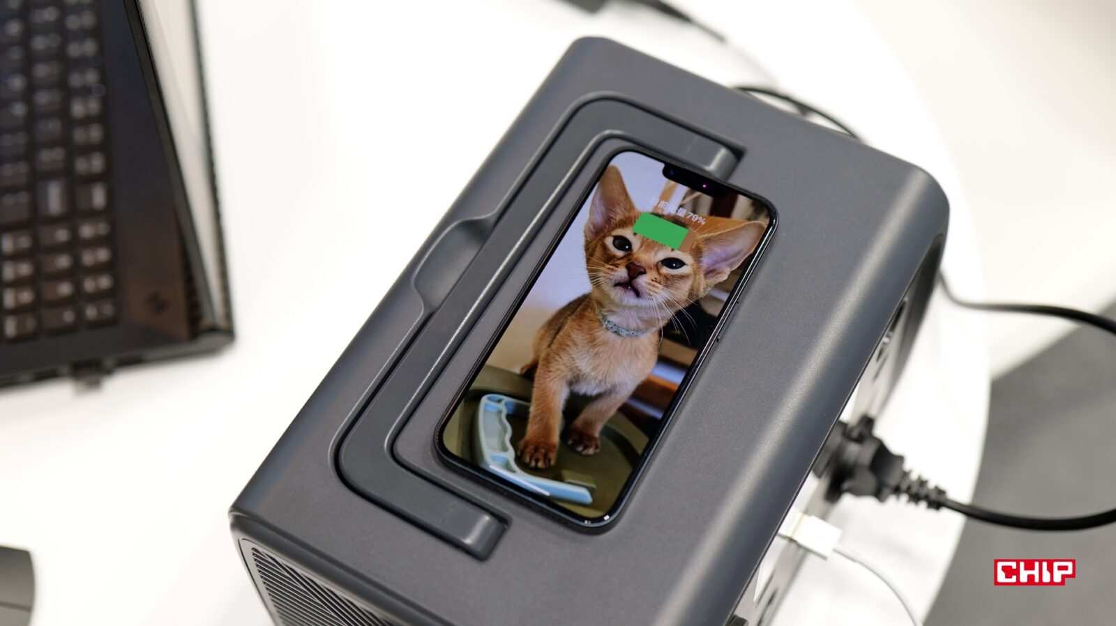 Bluetti EB3A ładuje indukcyjnie