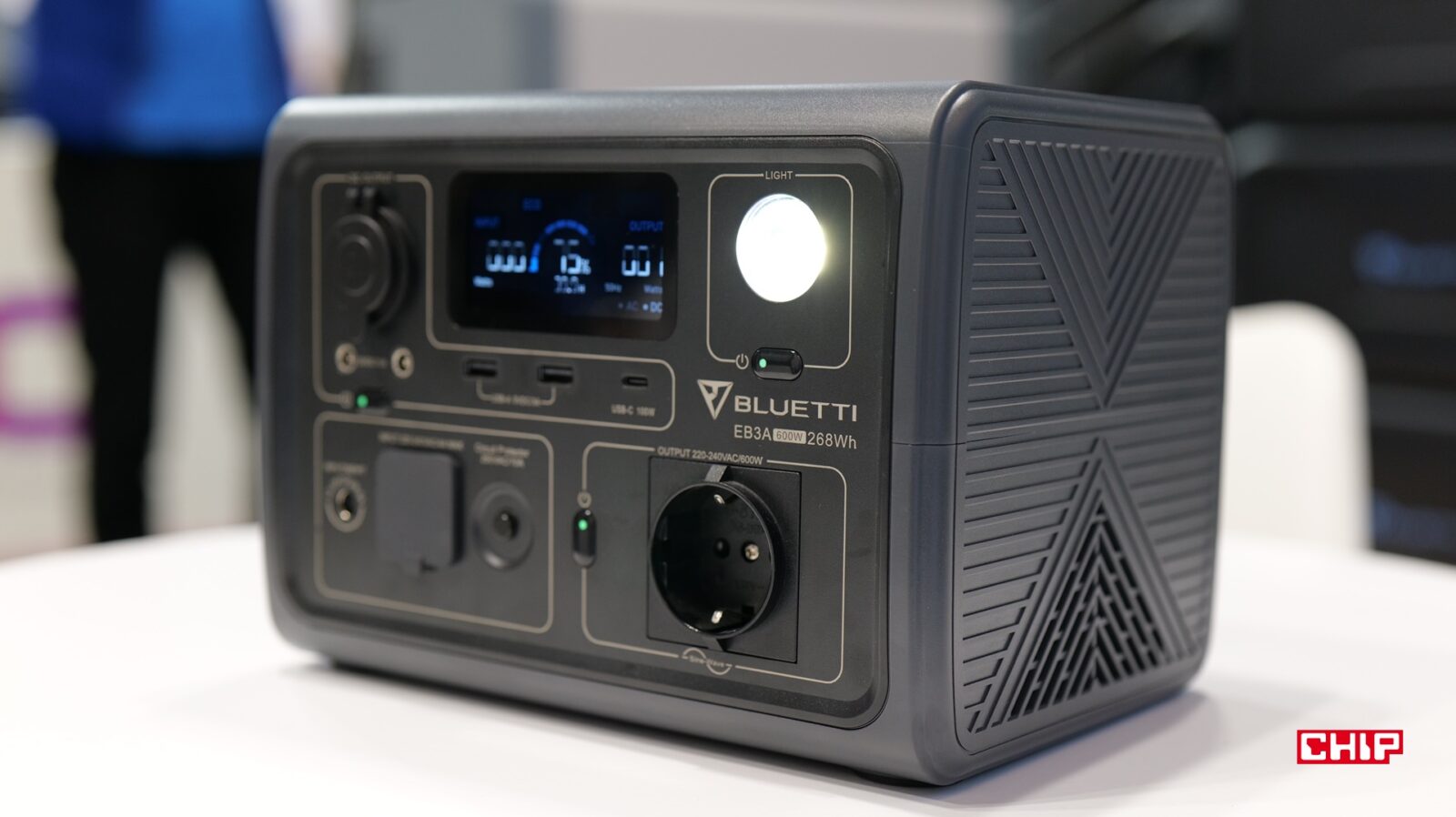 Bluetti EB3A oferuje latarkę
