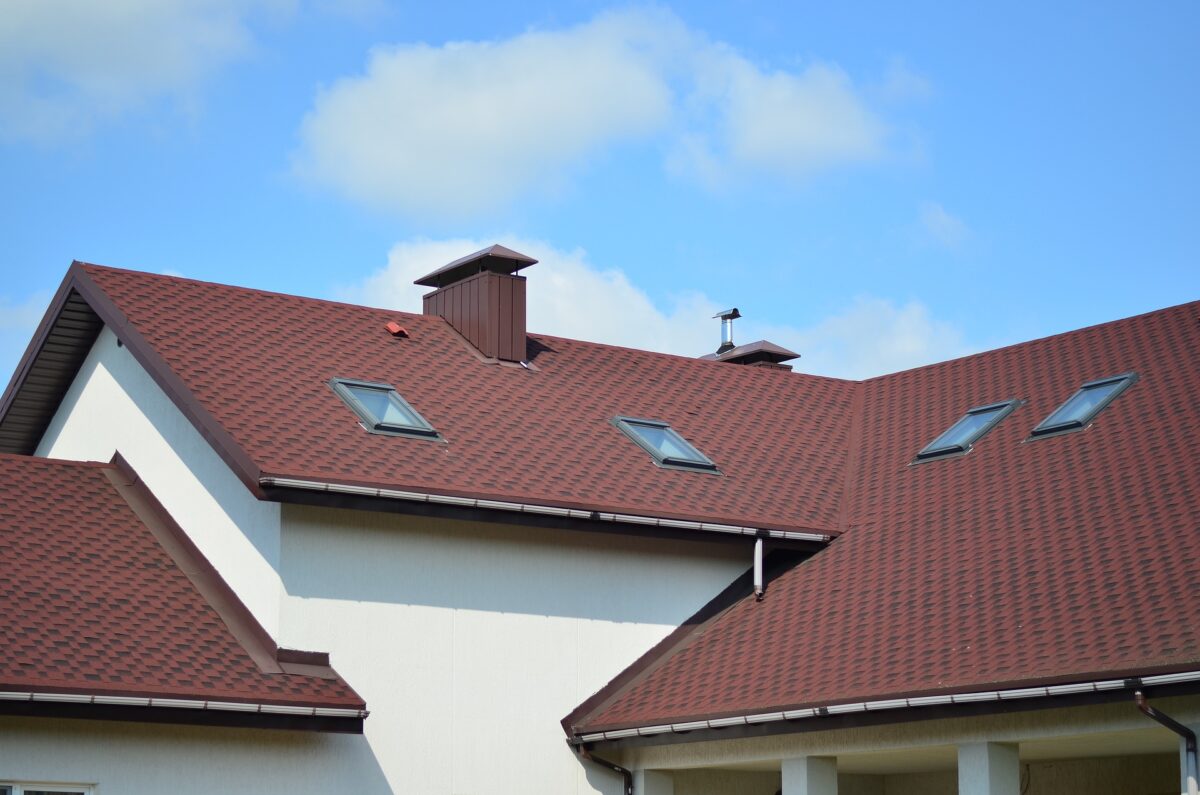 Zamiast paneli zamontuj… polskie dachówki fotowoltaiczne. UE wypowiedziała się w tej sprawie