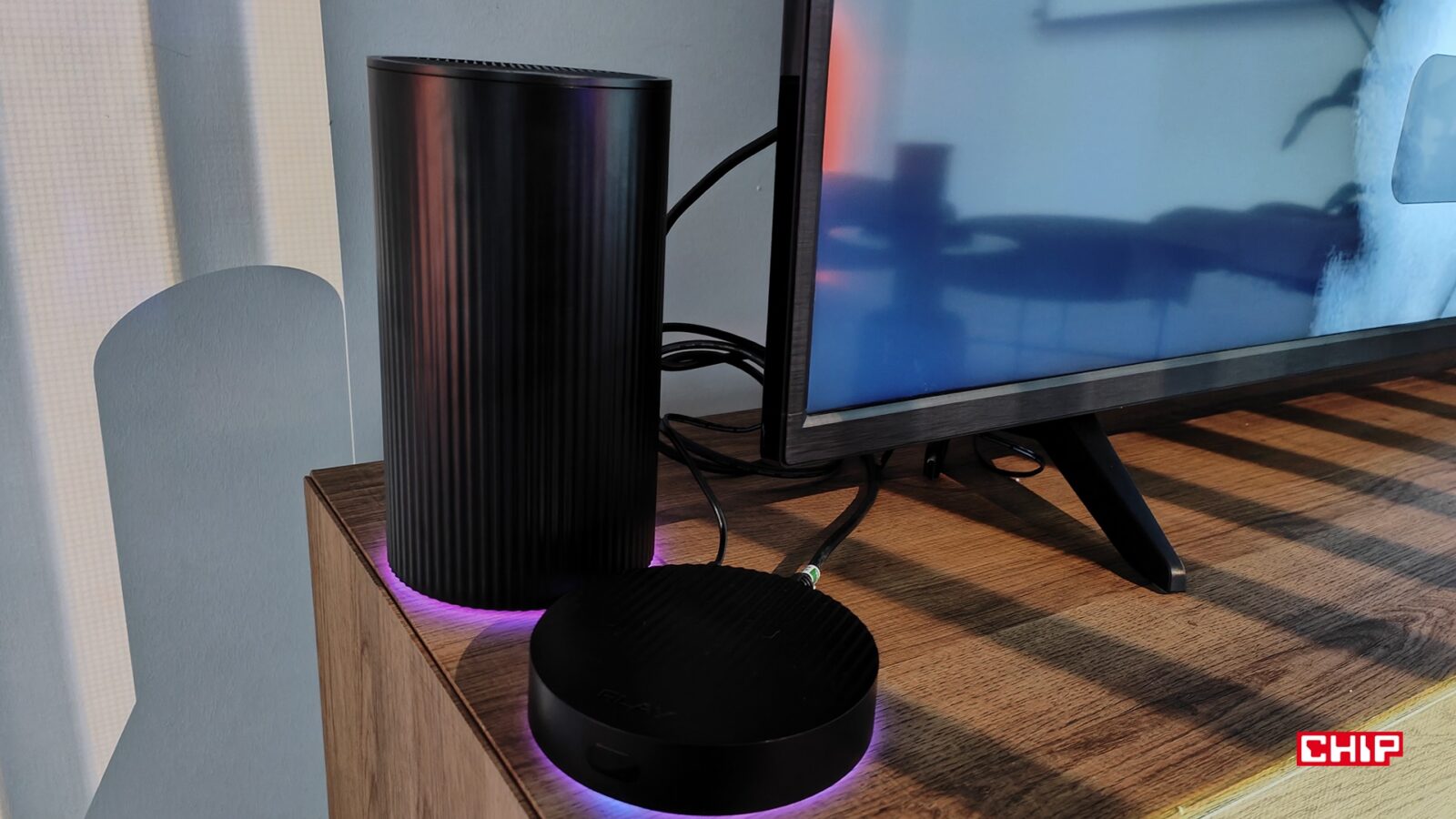 Router Play BOX NET przy telewizorze