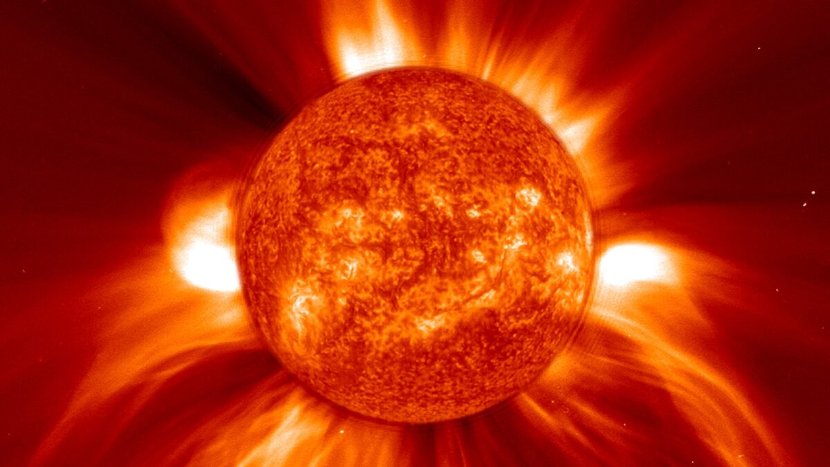 Plama na Słońcu w ciągu 24 godzin znacząco zwiększyła swoje rozmiary! Jest gigantyczna!