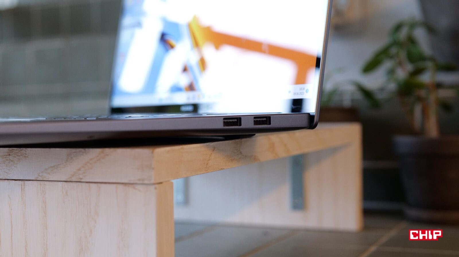 Porty po prawej stronie Huawei MateBook 16s