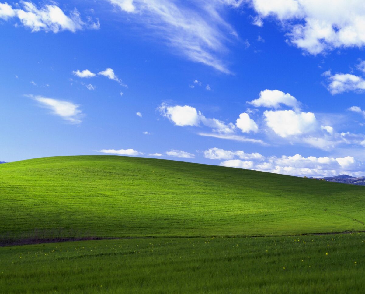 Microsoft przywraca kultową tapetę. Najpopularniejszy krajobraz na świecie znów może zdobić Twój pulpit