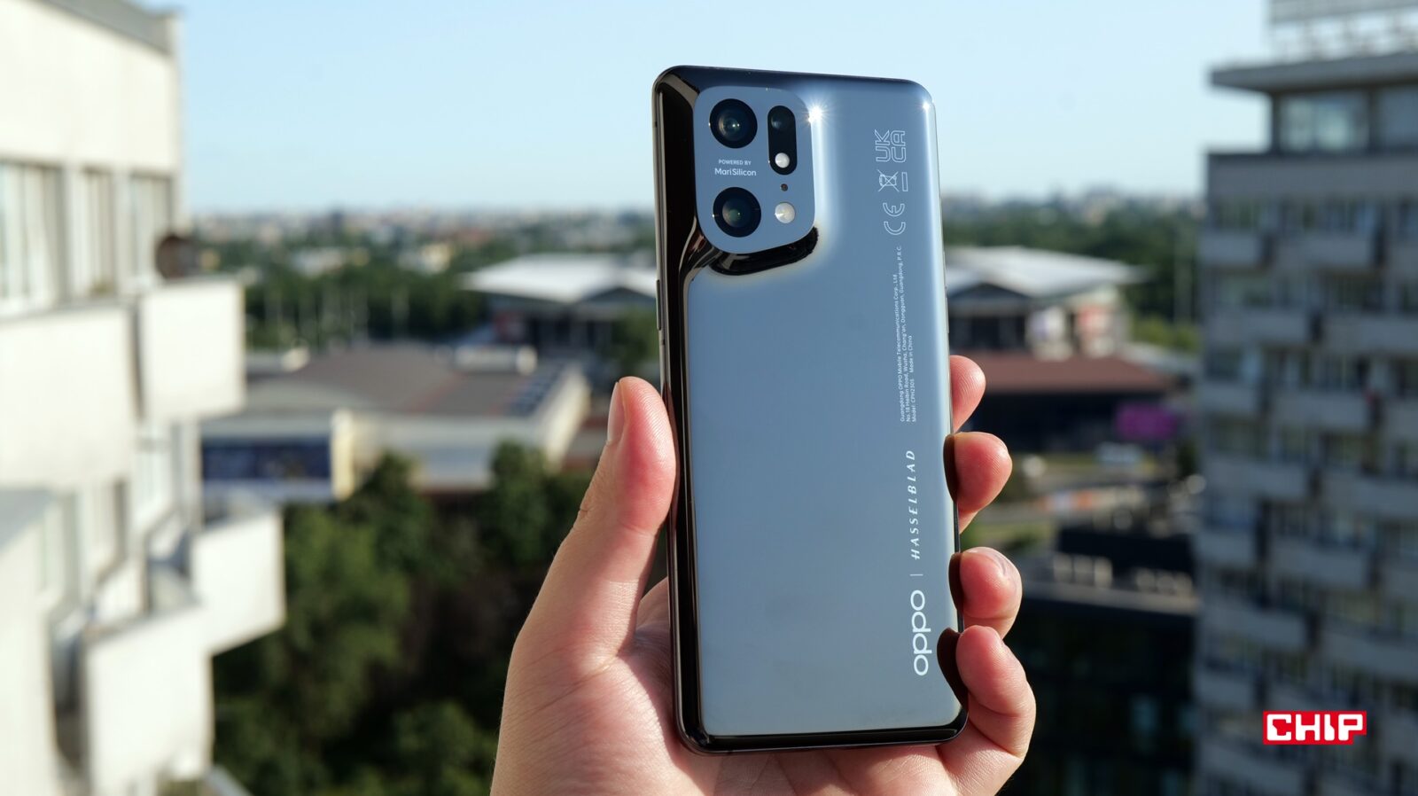 OPPO Find X5 Pro -smartfon w słonecznym otoczeniu