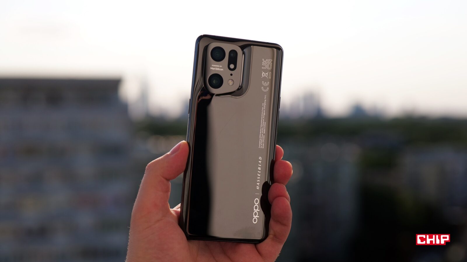 OPPO Find X5 Pro - rysa na tyle