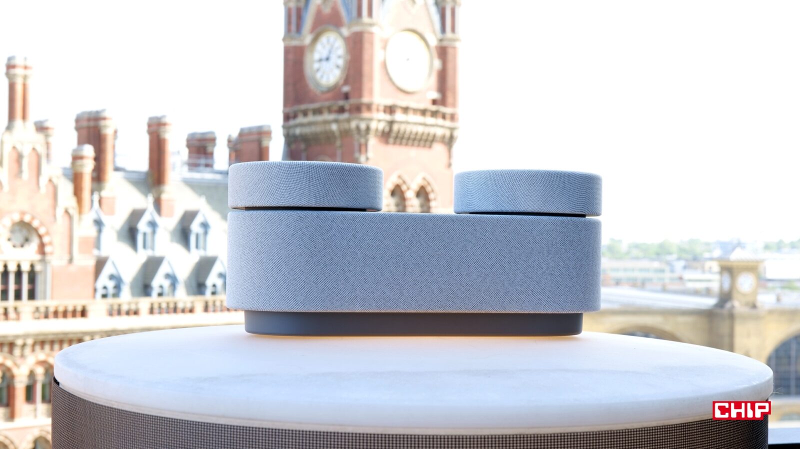 Sony HT-AX7 z widokiem na dworzec King's Cross